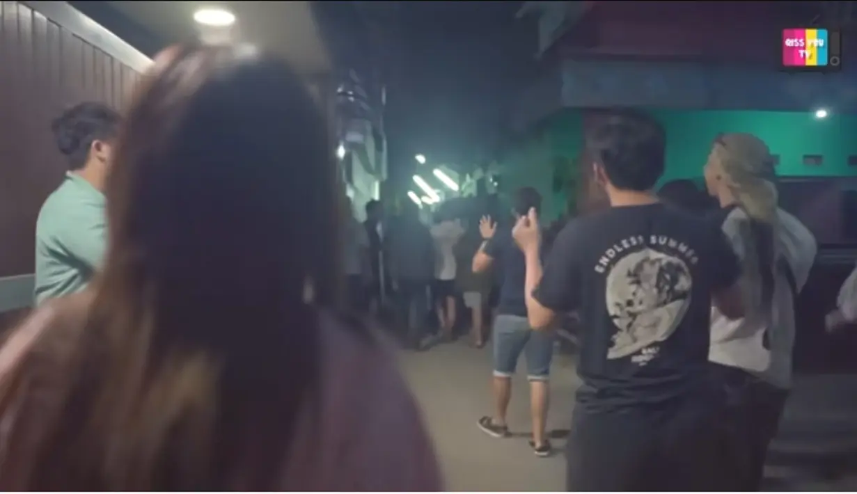 Tampak beberapa orang keliling kampung sambil membawa beduq. Sekitar dua puluh orang lebih berjalan melewati depan rumah Ayu Ting Ting. Perempuan seorang anak lantas memanggil para pemuda tersebut untuk kembali. [Youtube/Qiss You TV]