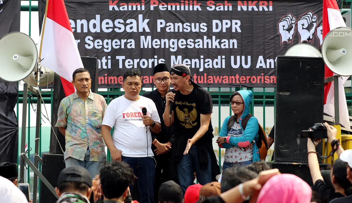 Massa yang tergabung dalam "Gerakan Rakyat Nusantara Anti Terorisme" melakukan Aksi di depan Gedung MPR/DPR Senayan, Jakarta, Rabu (16/5). Dalam aksinya mereka menyerukan melawan dan memerangi segala bentuk aksi terorisme. (Liputan6.com/JohanTallo)