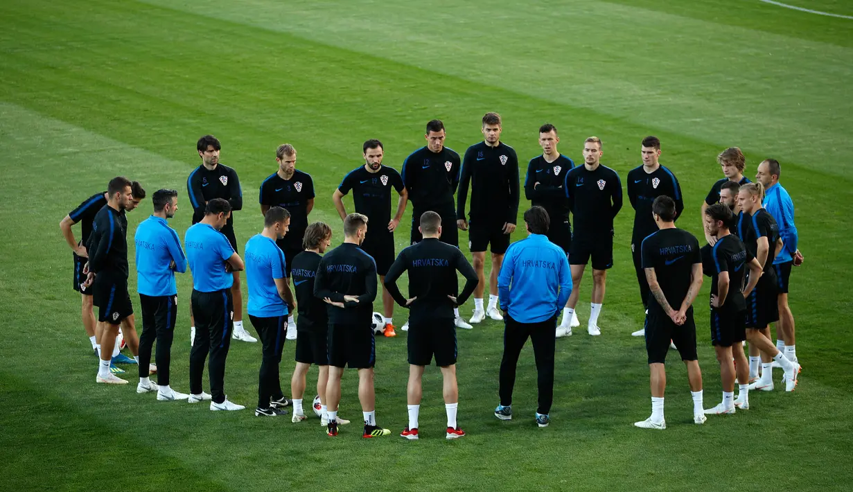 Pelatih Kroasia, Zlatko Dalic (tengah) memberi arahan pada anak asuhnya dalam sesi latihan di Lapangan Luzhniki, Moskow, Rusia, Senin (9/7). Kroasia akan menghadapi Inggris pada laga semifinal Piala Dunia 2018. (AP Photo/Francisco Seco)