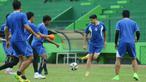 Pemain anyar Arema Cronus, Esteban Vizcarra mengikuti latihan perdananya bersama skuat Singo Edan di Stadion Gajayana, Malang, Jawa Timur, Rabu (4/11/2015). (Bola.com/Kevin Setiawan)