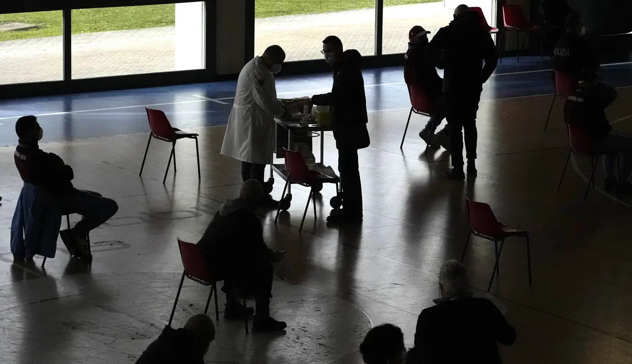 Petugas kepolisian Italia menunggu untuk disuntik vaksin COVID-19 di pusat vaksinasi yang terletak di gym barak polisi di Roma, Jumat (10/12/2021). Pemerintah Italia telah mewajibkan vaksinasi COVID-19 bagi anggota polisi mulai 15 Desember mendatang. (AP Photo/Alessandra Tarantino)