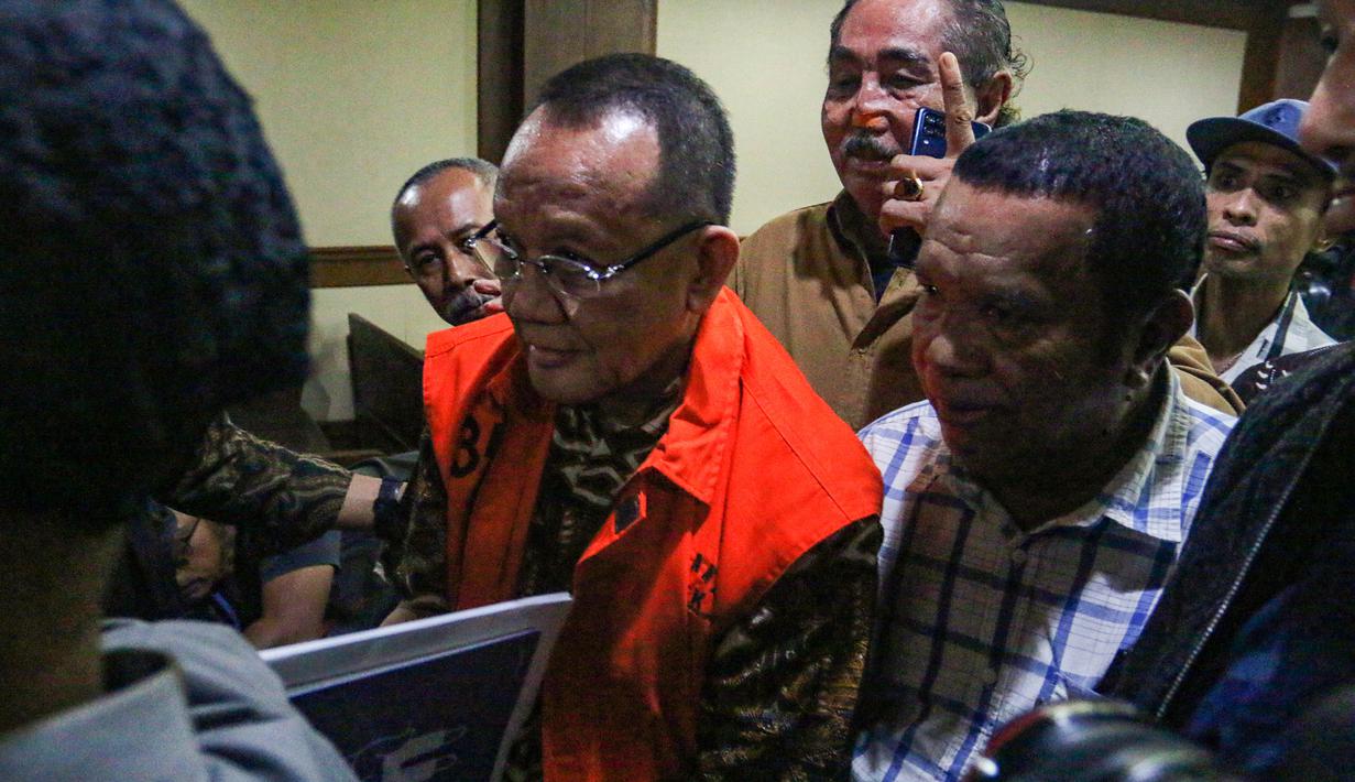 Nurhadi sebelumnya divonis 6 tahun penjara dalam kasus suap dan gratifikasi penanganan perkara di MA senilai Rp 49 miliar. Tampak dalam foto, mantan sekretaris Mahkamah Agung (MA), Nurhadi (mengenakan rompi tahanan), berjalan usai mengikuti sidang di Pengadilan Tindak Pidana Korupsi (Tipikor), Jakarta, Selasa (18/11/2025). (merdeka.com/Arie Basuki)