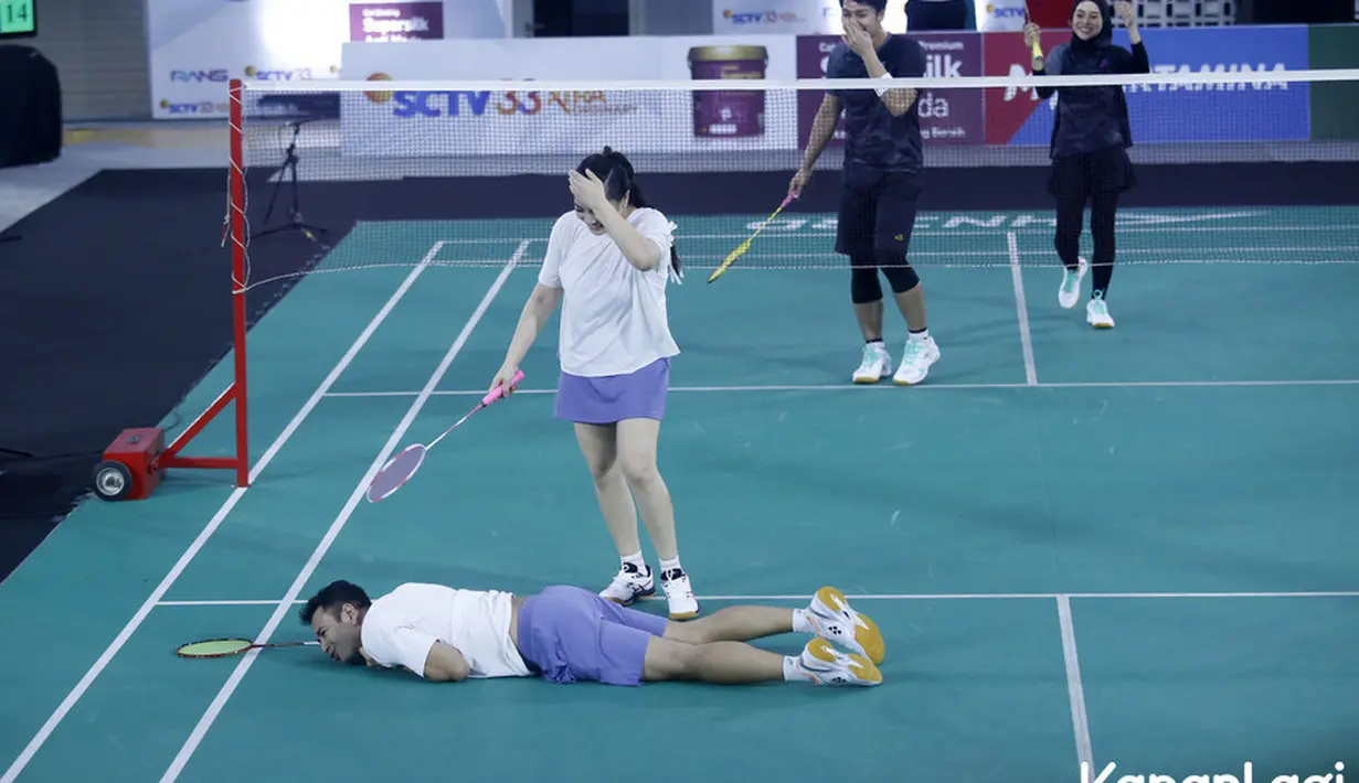 Potret Raffi terkapar di lapangan. Lesti dan Billar berhasil menang dua set langsung. Dengan skor 21-12 dan 21-10. [Foto: Bayu Herdianto/KapanLagi.com]