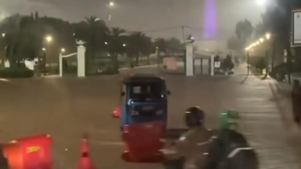 Banjir melanda kawasan Monumen Nasional (Monas) pada Selasa (28/1) malam.