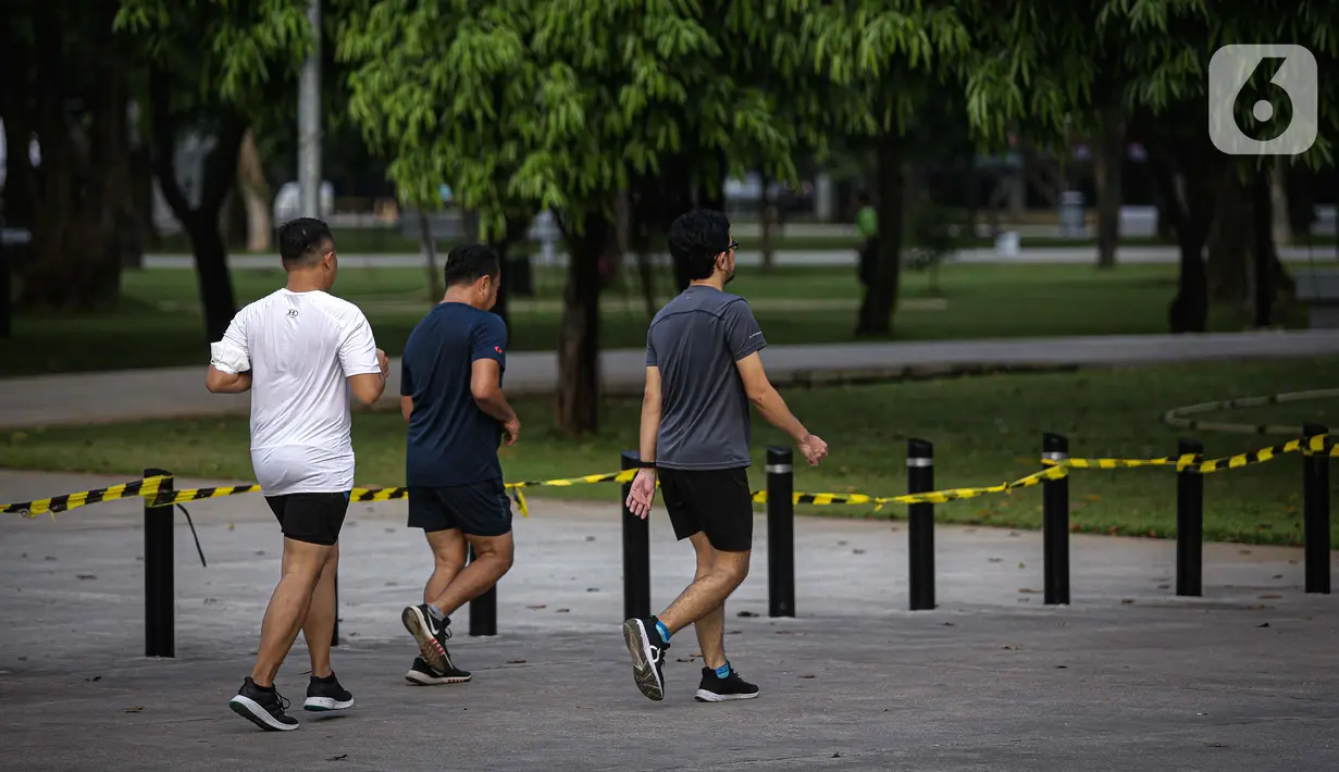 Warga berolahraga di kawasan Lapangan Banteng, Jakarta, Kamis (19/8/2021). Pelonggaran aturan berolahraga di ruang terbuka dimungkinkan pada zona yang dianggap aman dan memiliki sedikit kasus penyebaran COVID-19. (Liputan6.com/Faizal Fanani)