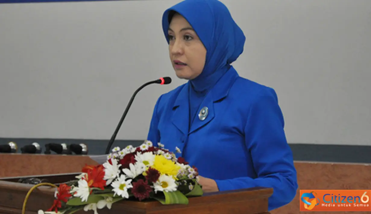 Citizen6, Surabaya: Sekitar 167 istri Diktukpa (Pendidikan Pembentukan Perwira) Angkatan ke-41 TA. 2012 mendapat materi penataran hari kedua yang digelar di gedung Marore, Kesatrian Kobangdikal, Selasa(18/9). (Pengirim: Penkobangdikal)