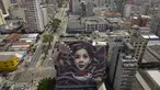 Sebuah mural raksasa karya seniman yang dikenal sebagai BIP, dipajang di dinding bangunan di Sao Paulo, Brasil, Rabu (29/9/2021). Para seniman mural papan atas dikerahkan membuat lukisan raksasa karya terbaik mereka untuk berpartisipasi dalam festival selama seminggu. (AP Photo/Andre Penner)