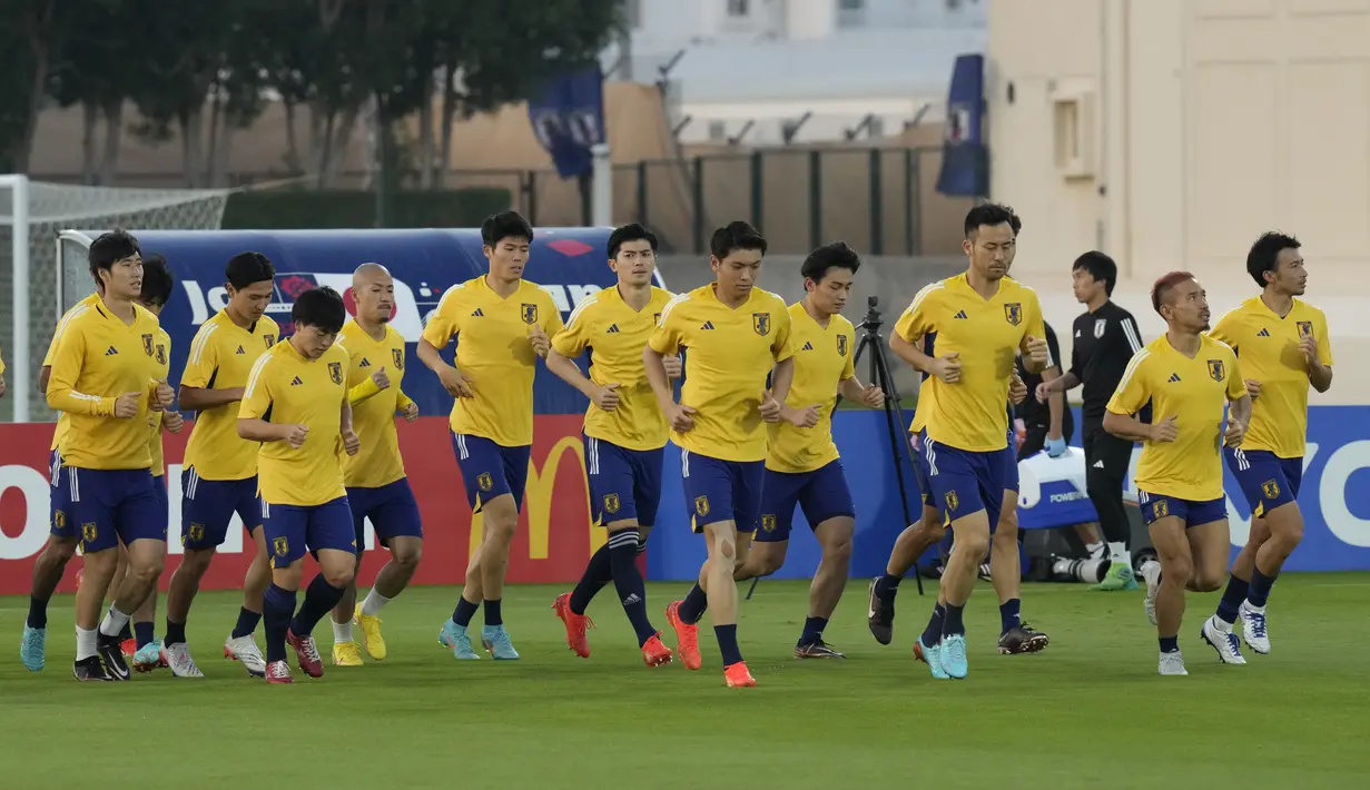 Para pemain melakukan pemanasan saat latihan sesi latihan tim di Doha, Qatar, Minggu, 4 Desember 2022. Jepang akan bertanding melawan Kroasia pada babak 16 besar Piala Dunia 2022 Qatar yang akan digelar di Stadion Al Janoub, Al Wakrah, pada Senin (5/12) malam. (AP Photo/Eugene Hoshiko)