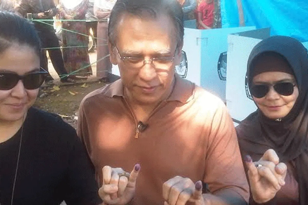 Iwan Fals dan keluarga