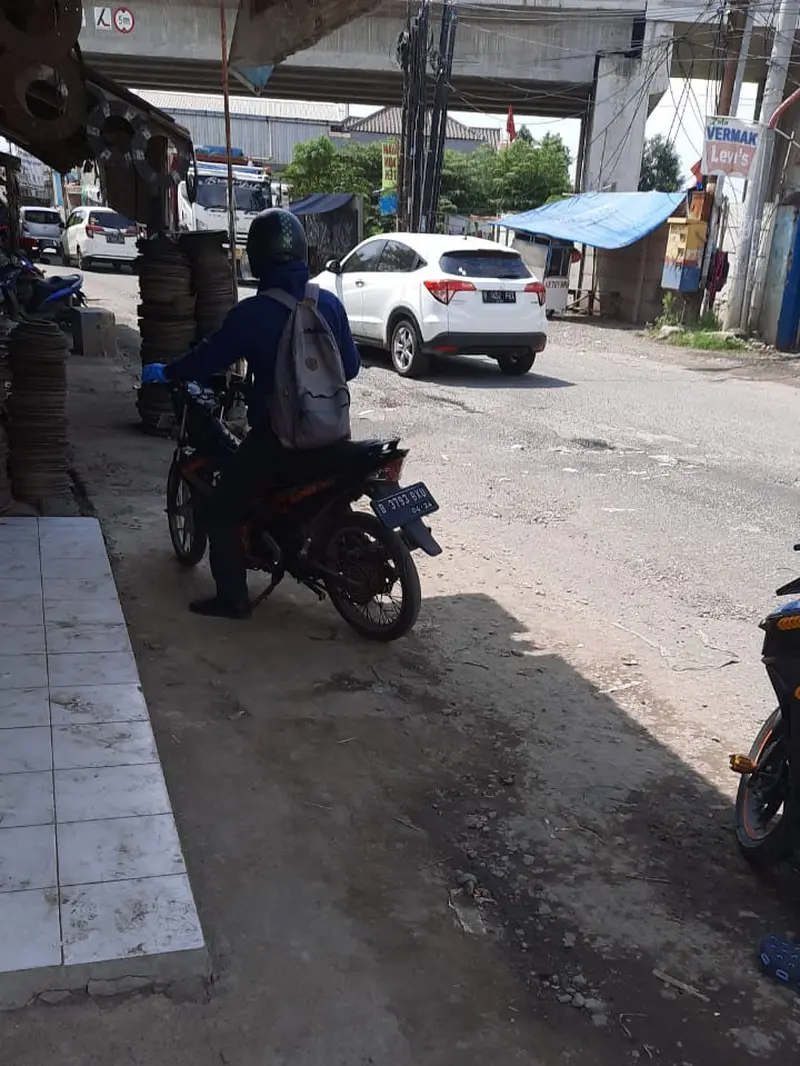 Suasana di kawasan Cikarang Utara, Bekasi di hari kedua penerapan PSBB corona