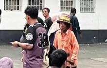 Viral Ada Sosok Mirip Pak Tarno Pakai Kruk Kaki 4 Terlihat Mengemis di Kota Tua, Lengkap Pakai Topi dan Bawa Alat Sulap