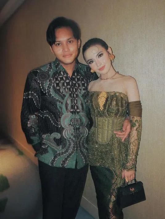 Mahalini Raharja dan Rizky Febian kondangan pertama kali sebagai suami istri dengan outfit bernuansa hijau. Mahalini tampil cantik kenakan kebaya modifikasi hijau olive. Sedangkan Rizky Febian kenakan kemeja Batik lengan panjang [@rizkyfbian]