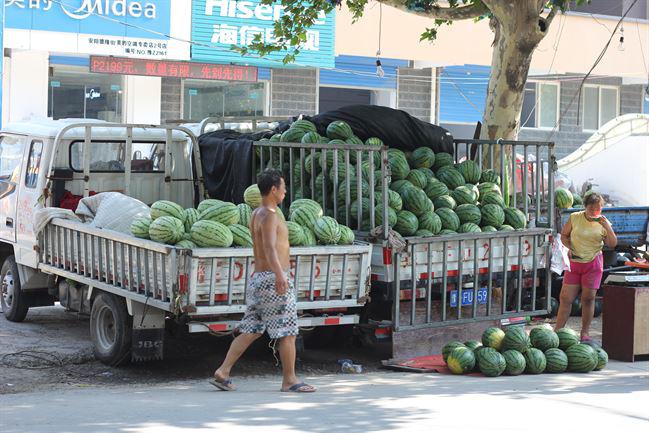 Penjual semangka yang ada di Nanjing, China | Photo: Copyright asiantown.net 