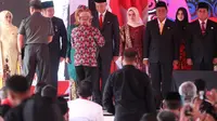 Gubernur Jawa Tengah Ganjar Pranowo, bersama Siti Atikoh Ganjar yang juga Ketua Tim Penggerak PKK Jawa Tengah menerima penghargaan Satyalencana Wira Karya. (Ist)