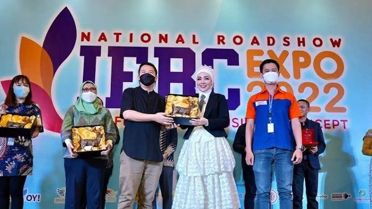 Bella Shofie suaminya, Daniel Rigan menerima penghargaan dari IFBC. (Instagram @bellashofie_rigan)