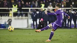 Pemain Fiorentina, Maxime Lopez, melepaskan tendangan penalti saat melawan Bologna pada laga Coppa Italia di Stadion Artemio Franchi, Rabu (10/1/2024). (LaPresse via AP/Massimo Paolone)