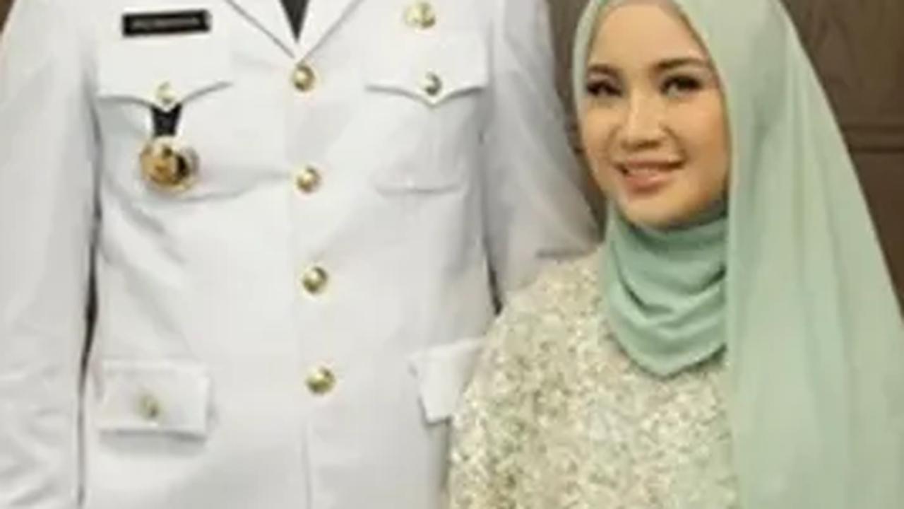Cantiknya Istri Bupati Kendal Chacha Frederica Nyanyi 'Rungkad' di Atas Panggung, Gayanya Asyik Banget