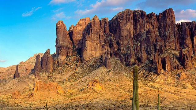 Superstition Mountains, jajaran pegunungan yang terletak di timur Phoenix, Arizona.