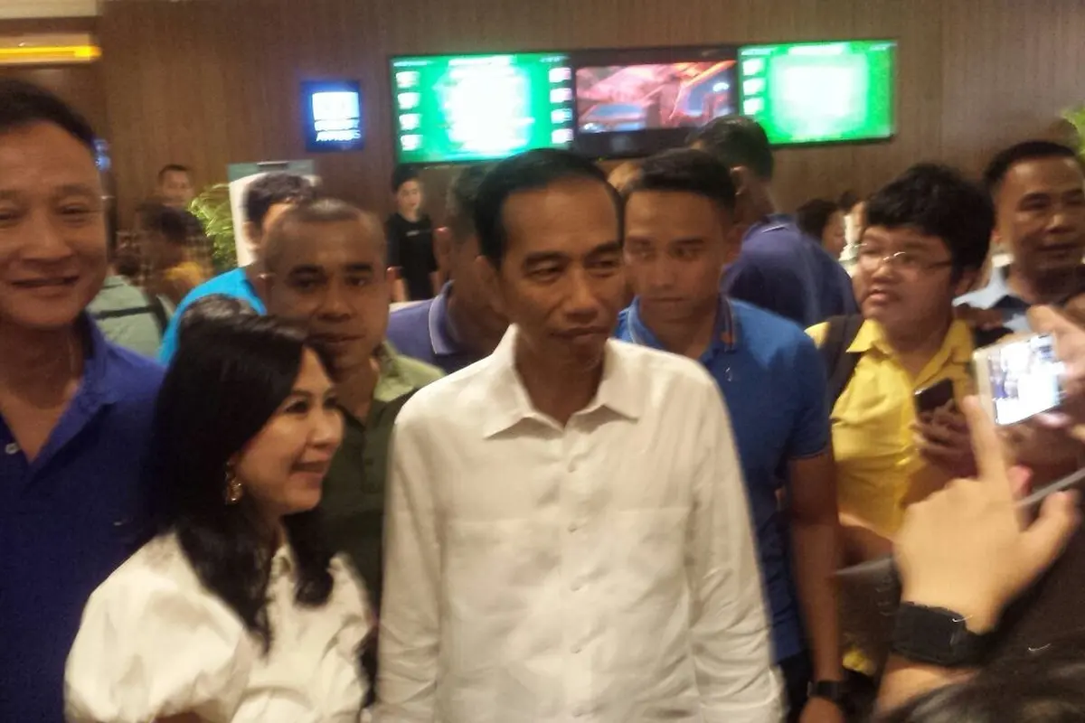 Presiden Jokowi menyempatkan diri menonton film Dilan 1990 di bioskop XXI, Senayan City. (Liputan6.com/Arie Mega)
