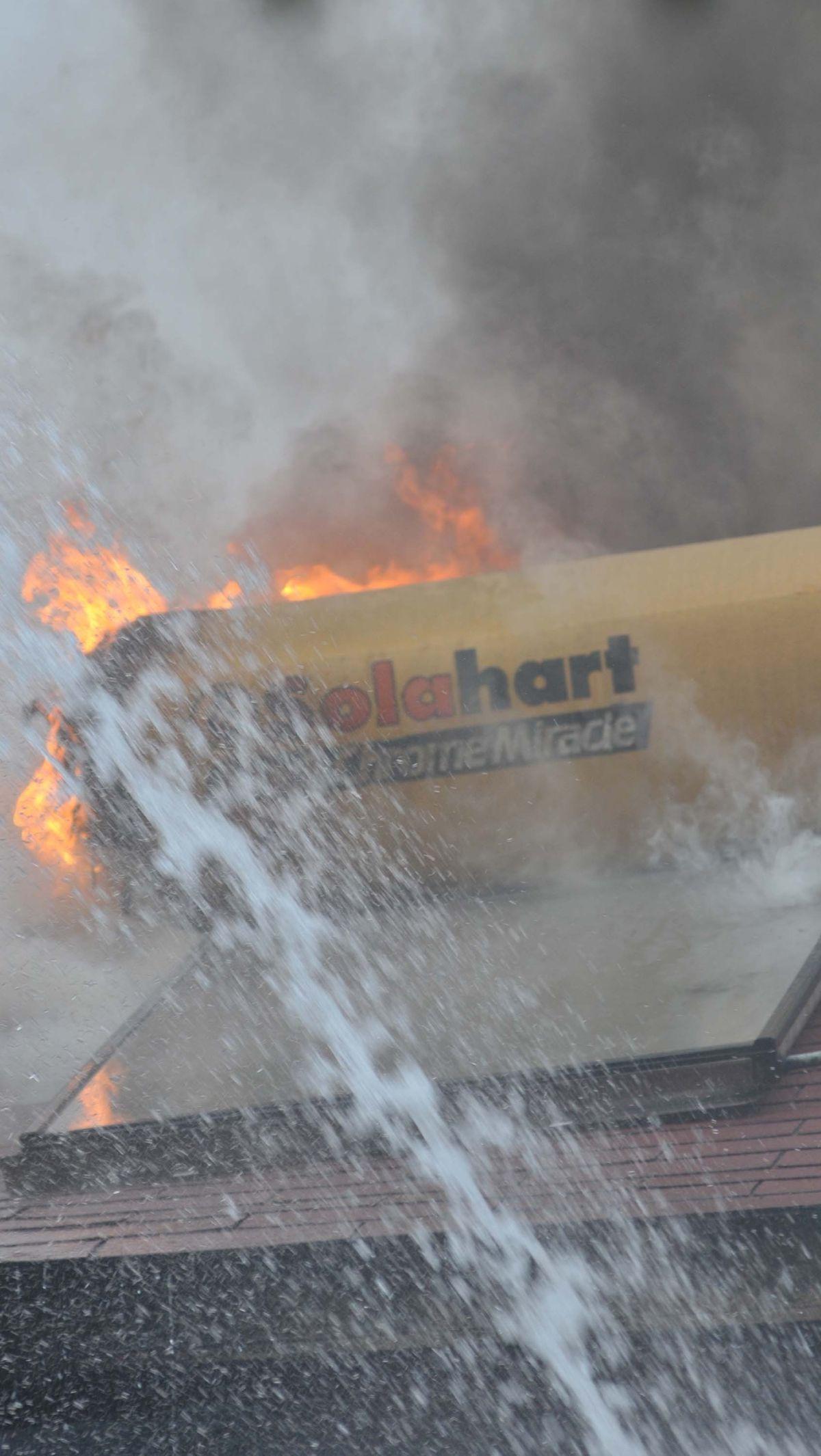 Terlihat kobaran api membakar atap bangunan rumah tersebut saat petugas pemadam kebakaran berjibaku melakukan penjinakan api.&nbsp;Foto: merdeka.com / Imam Buhori
