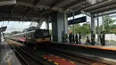 Sebuah rangkaian kereta rel listrik (KRL) baru saja tiba di Stasiun Maja, Lebak, Banten, Rabu (11/5). Revitaslisasi stasiun kereta itu dikhususkan kepada masyarakat agar dapat menjadi salah satu alat transportasi publik. (Liputan6.com/Gempur M Surya)