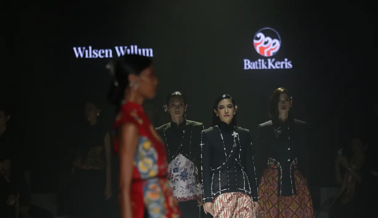 Pilihan warna netral seperti hitam, putih, biru gelap, dan kelabu gelap dipilih untuk menetralisir corak batik yang menyita perhatian, dalam koleksi yang diberi tajuk "Dulu, Kini, Nanti" ini. [Foto: Document FIMELA/Daniel Kampua]