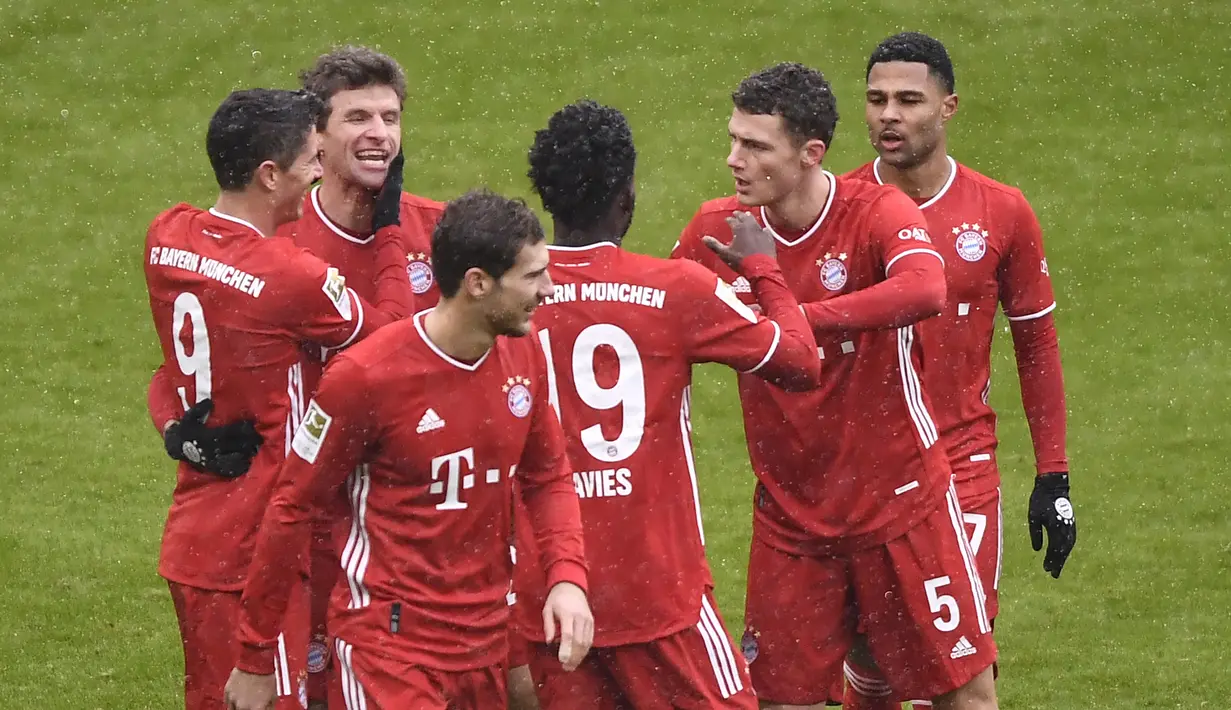 Para pemain Bayern Munich merayakan gol pertama yang dibuat striker Robert Lewandowski (kiri) ke gawang Freiburg dalam laga lanjutan Liga Jerman 2020/21 pekan ke-16 di Allianz Arena, Minggu (17/1/2021). Bayern Munich menang 2-1 atas Freiburg. (AFP/Lukas Barth-Tuttas/Pool)