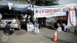 Suku Dinas Lingkungan Hidup Jakarta Pusat menggelar uji emisi kendaraan bermotor di kawasan Tugu Proklamasi, Jakarta, Selasa (16/5). Uji emisi tersebut digelar guna meningkatkan kualitas udara bersih bebas polusi. (Liputan6.com/Faizal Fanani)