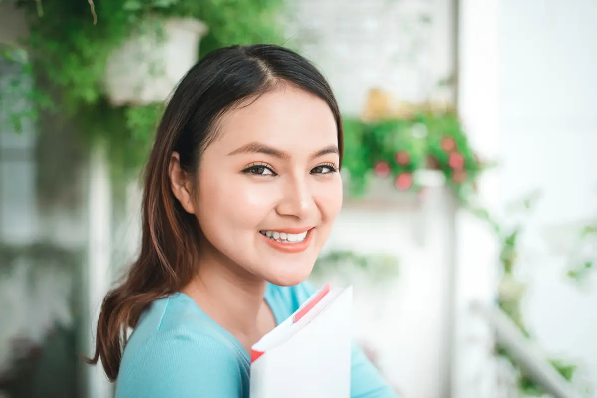 perempuan tersenyum