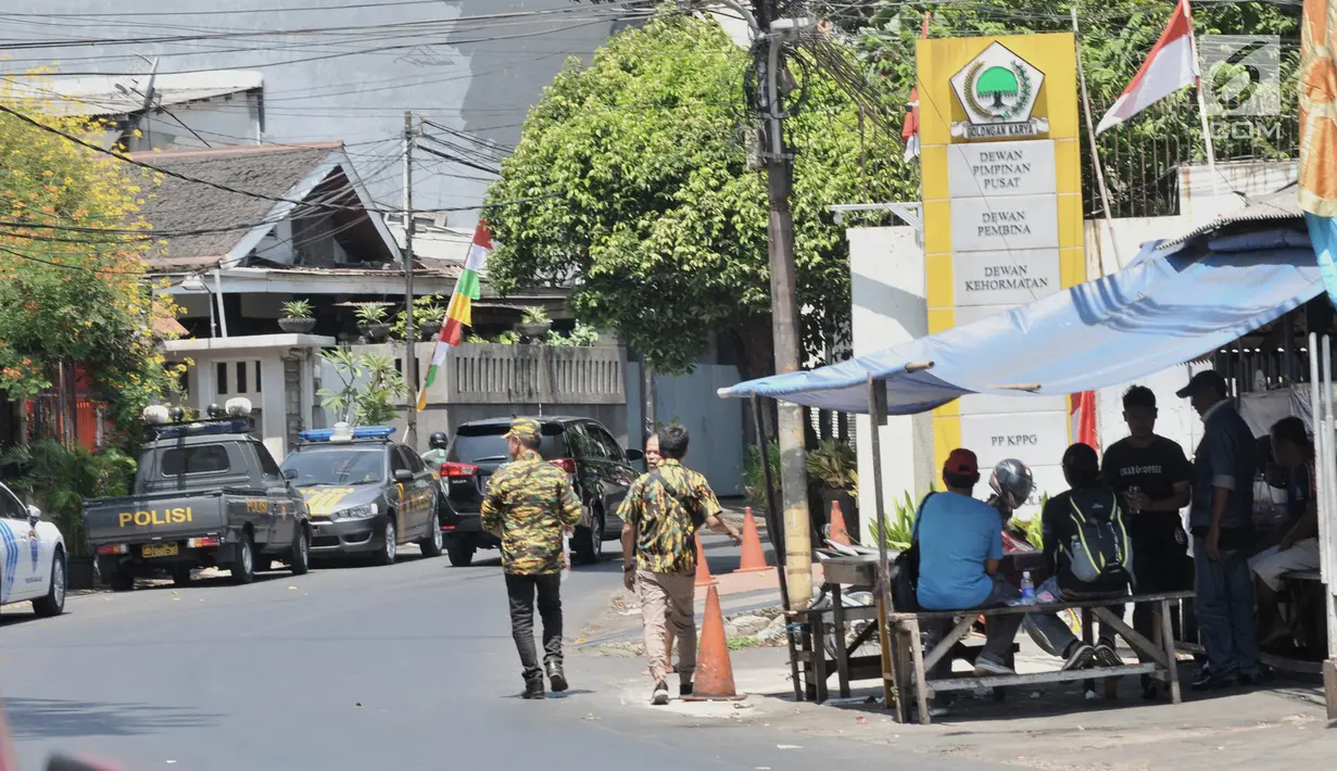 Sejumlah orang berseragam Angkatan Muda Partai Golkar (AMPG) berada di depan Kantor DPP Partai Golkar, Jakarta, Rabu (21/8/2019). Orang luar tidak diperkenankan masuk oleh satpam ke Kantor DPP Partai Golkar. (merdeka.com/Iqbal Nugroho)
