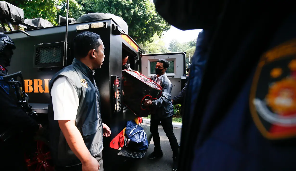 Petugas kepolisian memasukkan barang bukti hasil penggeledahan dari rumah di Sentul terkait dugaan kasus korupsi ke dalam gedung Direktorat Reserse Kriminal Khusus (Disreskrimsus) Polda Metro Jaya, Kamis (9/7/2026), (KLY/Budy Santoso)