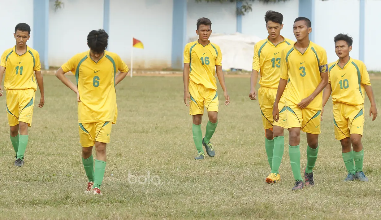 Para Pemain Persija U-17 tampak lesu usai laga melawan Putra Citra Muda (PCM), di Stadion Cendrawasih, Jakarta, Senin, (24/7/2017). Persija Muda gagal lolos fase grup Piala Suratin setelah bermain imbang 1-1 melawan PCM. (Bola.com/M Iqbal Ichsan)