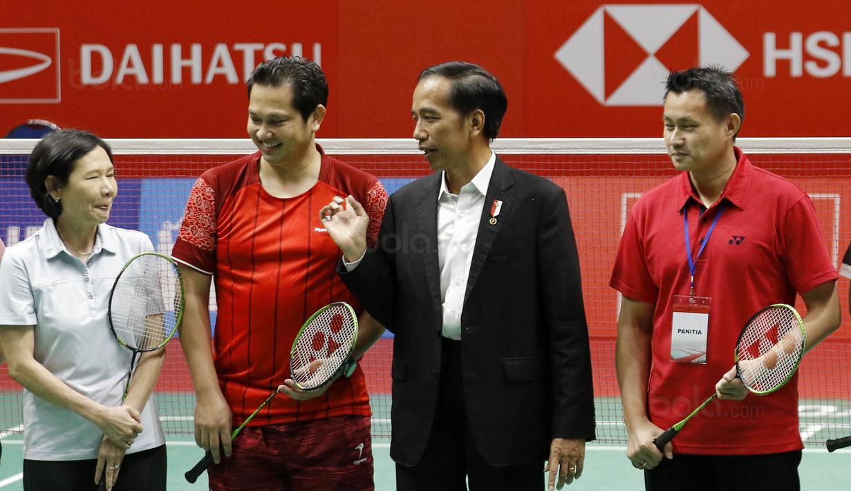 Presiden RI, Joko Widodo, berbincang dengan legenda bulutangkis saat peresmian Istora, Selasa (23/1/2018). Setelah direnovasi Istora kini berkapasitas 7.120 penonton dan memiliki kursi dan pencahayaan yang lebih baik. (Bola.com/M Iqbal Ichsan)