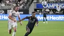 Pemain Juventus, Federico Gatti (kiri) berebut bola dengan pemain Real Madrid, Rodrygo Silva pada laga uji coba pramusim di Camping World Stadium, Orlando, Florida, Amerika Serikat, Kamis (03/08/2023) WIB. (AP Photo/John Raoux)