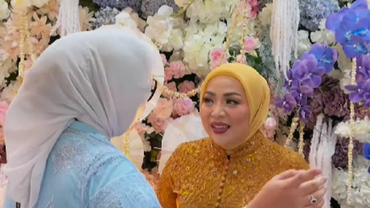 Muzdalifah di acara tunangan anaknya