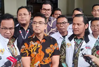 Juru Bicara TPN Ganjar-Mahfud, Aiman Witjaksono penuhi panggilan polisi untuk diperiksa sebagai saksi kasus dugaan penyebaran hoaks tentang aparat kepolisian tidak netral pada Pemilu 2024. (Ady Anugrahadi/Liputan6.com).