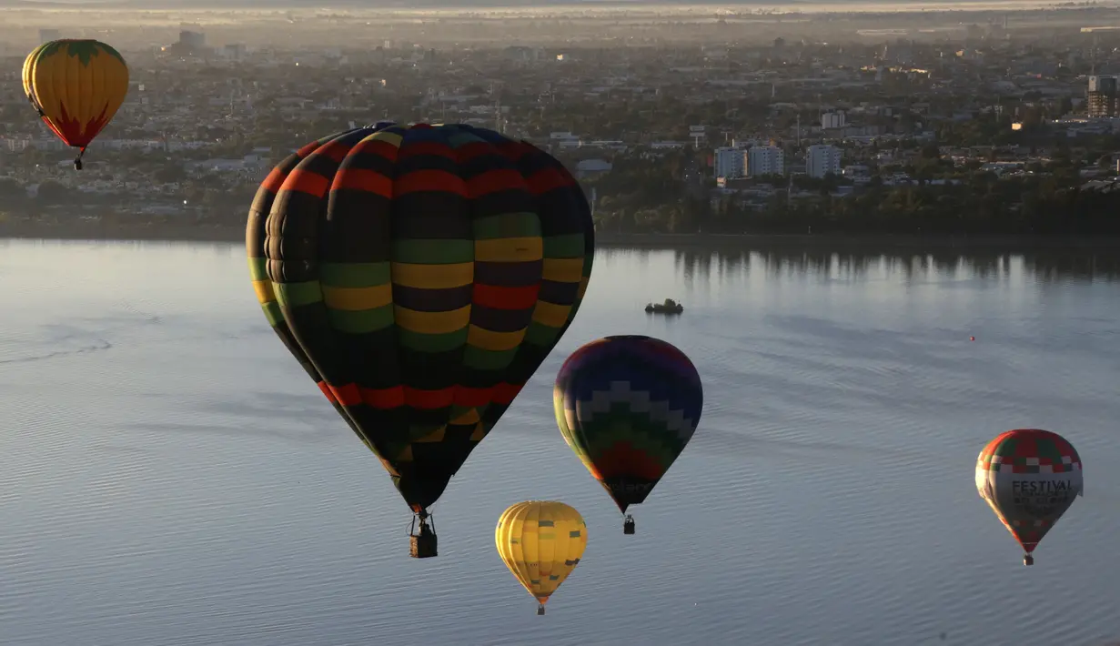 Sejumlah balon udara saat perayaan Festival Balon Internasional ke-XV di Metropolitan Park di Leon, negara bagian Guanajuato, Meksiko (20/11). Festival balon udara ini diselenggarakan untuk mempromosikan industri pariwisata di kota Leon. (AFP/STR)