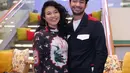 Reza Rahadian saat duet dengan Yura Yunita saat meluncurkan single Pekat di Plaza Indonesia Jumat (4/5). Sebagai orang baru, Reza minder saat duet dengan Yura. (Daniel Kampua/Bintang.com)