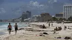 Wisatawan menikmati pantai sebelum kedatangan Badai Grace, di Cancun, Meksiko, Rabu (18/8/2021). Badai tropis Grace yang menguat menjadi badai pada 18 Agustus 2021 meluncur ke arah pantai Karibia, Meksiko dan mengancam akan membawa hujan lebat, banjir bandang dan gelombang besar. (AP/Marco Ugarte)