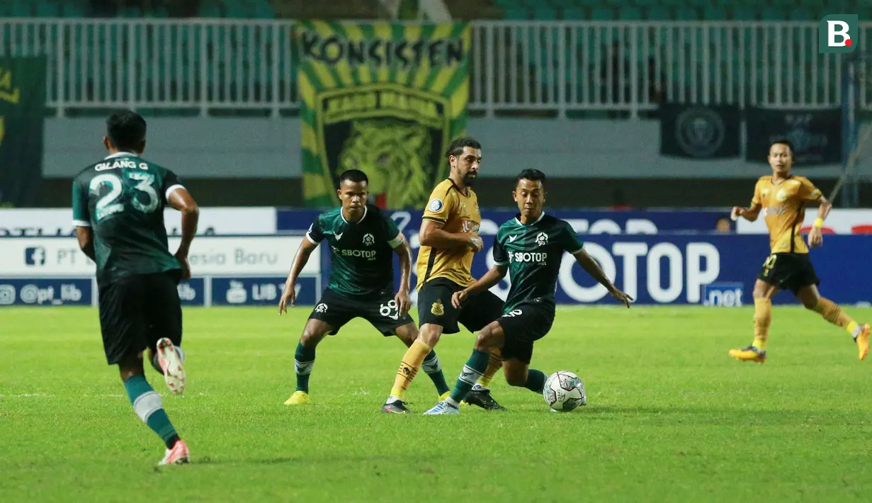 Pemain Bhayangkara FC, Adam Najem (tengah) dikawal dua pemain pemain Persikabo 1973, Manahati Lestusen dan Dendy Sulistyawan dalam laga pekan ke-6 BRI Liga 1 2022/2023 antara Persikabo 1973 melawan Bhayangkara FC di Stadion Pakansari, Bogor, Selasa (23/8/2022) malam WIB. (Bola.com/M Iqbal Ichsan)
