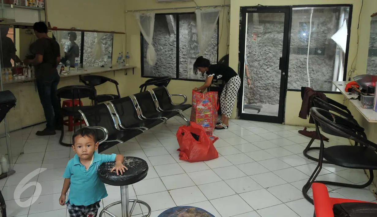 Warga mengemasi barang miliknya di sebuah salon yang berada di kawasan Kalijodo, Jakarta, Kamis (18/2). Lokalisasi itu mulai ditinggalkan penghuni sejak berkembangnya wacana penggusuran kawasan Kalijodo. (Liputan6.com/Gempur M Surya)