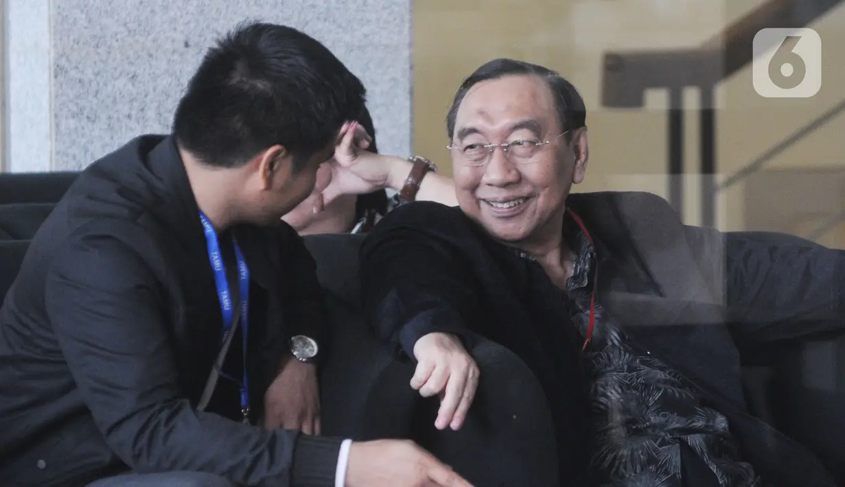Anggota DPR Fraksi Partai Nasdem, Tamanuri tersenyum saat menungu panggilan penyidik akan menjalani pemeriksaan di Gedung KPK, Jakarta, Selasa (17/12/2019). Tamanuri diperiksa sebagai saksi untuk tersangka Bupati Lampung Utara nonaktif, Agung Ilmu Mangkunegara. (merdeka.com/Dwi Narwoko)