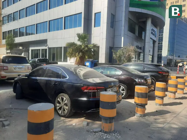 Pemandangan tak biasa terlihat di pinggir jalanan yang terletak di Kota Doha, Qatar saat Bola.com melakukan peliputan langsung Piala Dunia 2022. Banyak mobil-mobil mewah yang terparkir berjejer namun terlihat sangat kotor. (Bola.com/Hendry Wibowo)