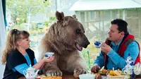 Keluarga Rusia ini pelihara beruang lebih dari 20 Tahun (sumber. theladbible.com)