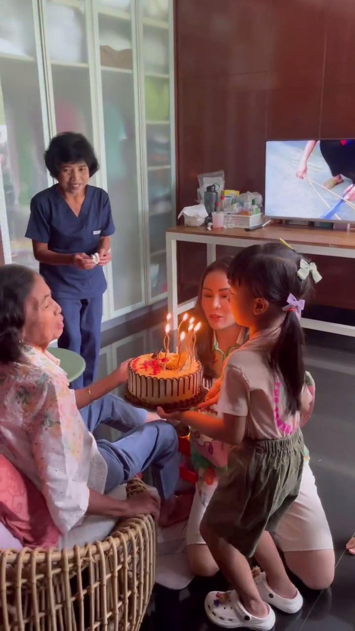 7 Potret Momo Geisha dan Anak Beri Hadiah Ulang Tahun ke Opung, Kadonya Besar Banget Ternyata Ini Isinya