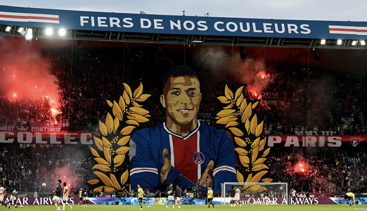 Suporter Paris Saint-Germain (PSG) melakukan acara perpisahan dengan megabintang Timnas Perancis Kylian Mbappe dengan mempersembahkan koreografi keren. (AFP/Miguel Medina)