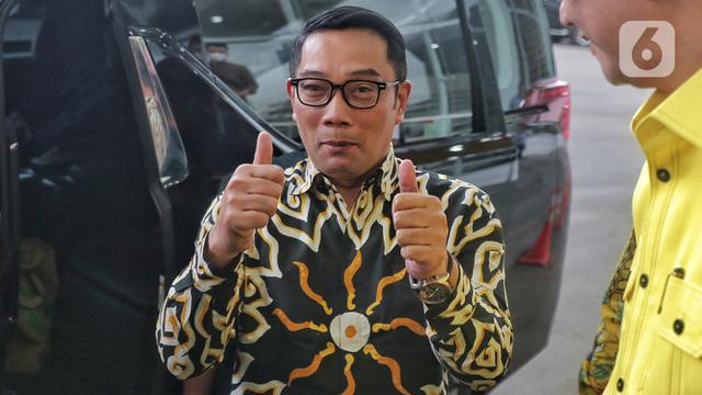 Dipakaikan Jas Kuning, Ridwan Kamil Resmi Gabung ke Golkar