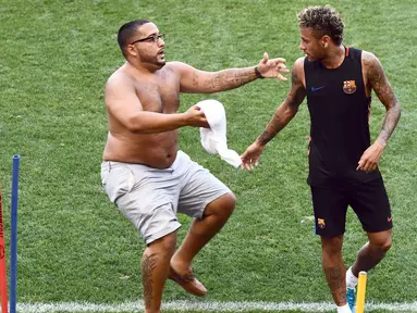 Seorang  fans mengejar penyerang Barcelona, Neymar saat sesi latihan di Red Bull Arena di Harrison, New Jersey, (21/7). Barcelona akan berhadapan dengan Juventus pada ICC 2017. (AFP Photo/Jewel Samad) 