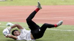 Kiper Timnas Indonesia, Muhammad Riyandi, menangkap bola saat sesi latihan di Stadion Madya, Jakarta, Selasa, (18/2/2020). Untuk meningkatkan performa kiper, Shin Tae-yong menambah porsi waktu latihan. (Bola.com/M Iqbal Ichsan)