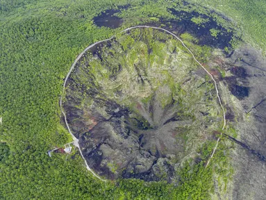 Pemandangan objek wisata Wudalianchi di Heihe, Heilongjiang, China, Jumat (3/7/2020). Wudalianchi atau lima danau bendungan lava memiliki geomorfologi dan geologi gunung berapi tipikal yang masih utuh serta dianggap sebagai Museum Gunung Berapi Alami oleh kalangan geolog. (Xinhua/Xie Jianfei)